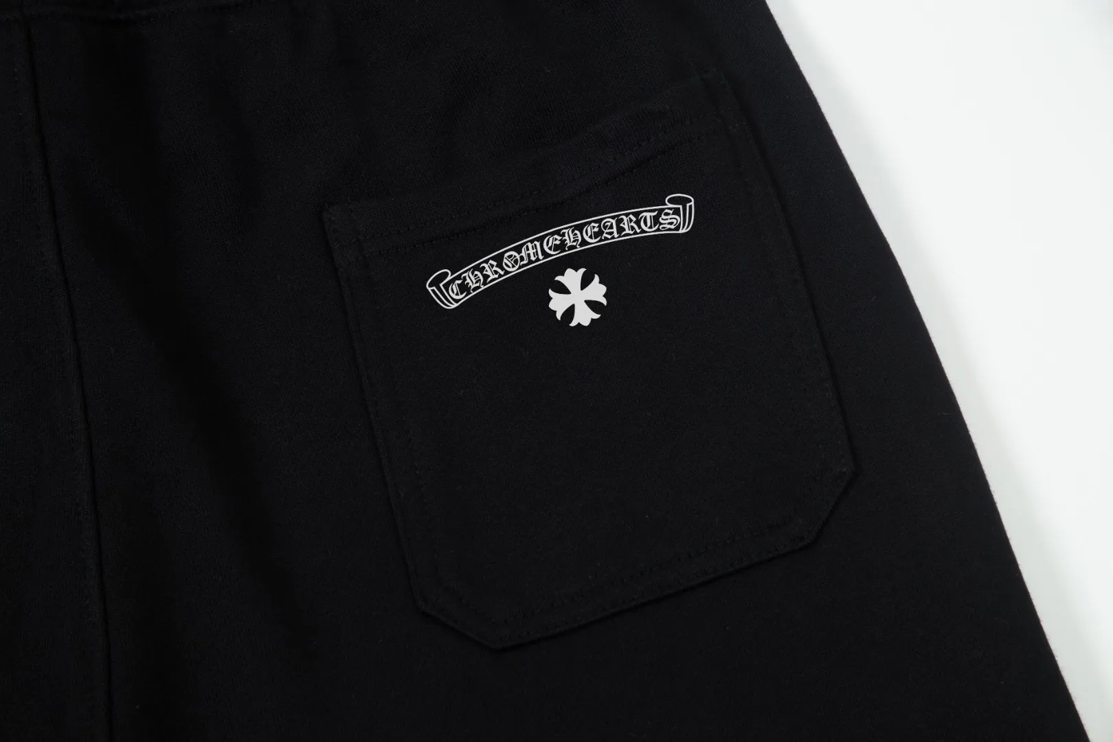 P230 top version, different currencies) ✨ Chrome hearts/Chrome hearts SS show style Slim-fitting lines simple printed letter Logo trendy shorts for men and women Compatible with all body types Black and white drawstring design on the waist elastic band Customized drawstring pockets with diagonal pocket design on both sides There is also a small pocket on the back Color: black gray Size S-XL
